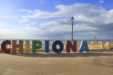 Foto de Chipiona, Cádiz, España- 10 de octubre de 2023: Cartas coloridas que forman el nombre de la ciudad de Chipiona en el paseo marítimo - Imagen libre de derechos