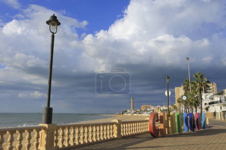 Foto de Chipiona, Cádiz, España - 10 de octubre de 2023: Playa y paseo marítimo de Chipiona en un día soleado - Imagen libre de derechos