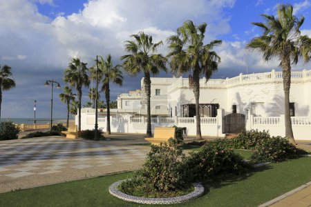 Foto de Chipiona, Cádiz, España- octubre 10, 2023: Hermosas casas en el paseo marítimo de la playa de Chipiona - Imagen libre de derechos