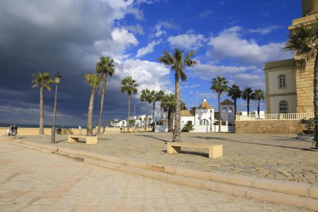 Foto de Chipiona, Cádiz, España - 10 de octubre de 2023: Playa y paseo marítimo de Chipiona en un día soleado - Imagen libre de derechos