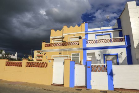 Foto de Chipiona, Cádiz, España- octubre 10, 2023: Hermosas casas en el paseo marítimo de la playa de Chipiona - Imagen libre de derechos