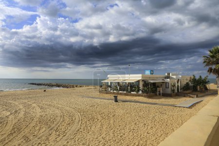 Foto de Chipiona, Cádiz, España - 10 de octubre de 2023: Chiringuito en la playa de Chipiona en un día nublado - Imagen libre de derechos