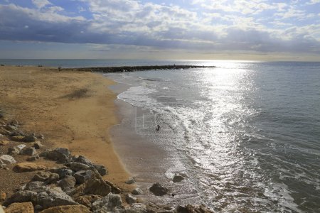 Foto de Playa de Chipiona y rompeolas en un día nublado de invierno - Imagen libre de derechos