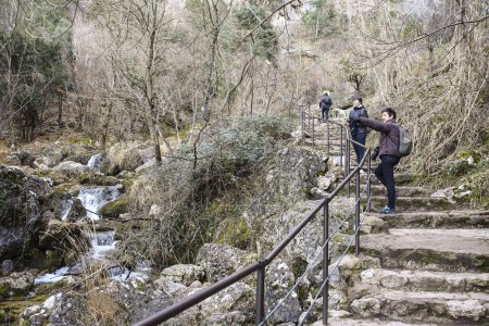 Foto de Albacete, Castilla-La Mancha, España- 2 de febrero de 2024: Personas que visitan la Cascada del Nacimiento del Río Mundo en Sierra de Alcaraz, provincia de Albacete, España - Imagen libre de derechos