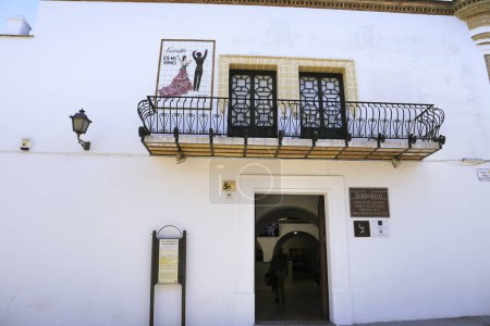 Téléchargez les photos : Sanlucar de Barrameda, Cadix, Espagne- 2 octobre 2023 : Cave à vin Barbadillo et boutique à Sanlucar de Barrameda - en image libre de droit