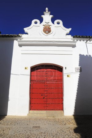 Téléchargez les photos : Sanlucar de Barrameda, Cadix, Espagne- 2 octobre 2023 : Porte en bois rouge de la cave à vin Barbadillo à Sanlucar de Barrameda - en image libre de droit