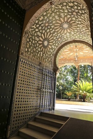 Foto de Sanlúcar de Barrameda, Cádiz, España- 2 de octubre de 2023: Albañilería y artesonado en estilo árabe en el Palacio de Orleans-Borbón - Imagen libre de derechos