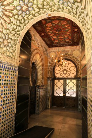 Foto de Sanlúcar de Barrameda, Cádiz, España- 2 de octubre de 2023: Albañilería y artesonado en estilo árabe en el Palacio de Orleans-Borbón - Imagen libre de derechos