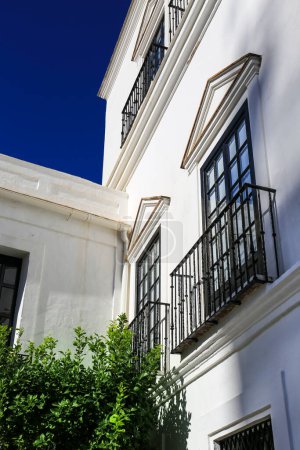 Foto de Sanlúcar de Barrameda, Cádiz, España- 10 de octubre de 2023: Hermosa fachada encalada del Palacio Guzmán en Sanlúcar de Barrameda - Imagen libre de derechos
