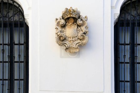 Foto de Sanlúcar de Barrameda, Cádiz, España- 10 de octubre de 2023: Fachada encalada del Palacio de Guzmán con escudo de piedra tallada - Imagen libre de derechos