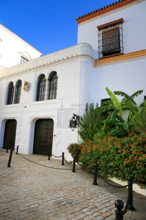 Téléchargez les photos : Sanlucar de Barrameda, Cadix, Espagne- 10 octobre 2023 : Belle façade blanchie à la chaux du palais Guzman à Sanlucar de Barrameda - en image libre de droit