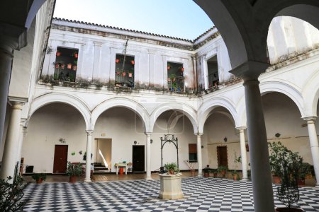 Foto de Sanlúcar de Barrameda, Cádiz, España- 10 de octubre de 2023: Arcos, pilares y detalles de un convento de jesuitas - Imagen libre de derechos