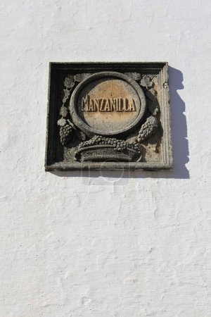 Téléchargez les photos : Sanlucar de Barrameda, Cadix, Espagne- 2 octobre 2023 : Plaque de pierre sur la façade de la cave à vin avec le nom du vin 'Manzanilla' - en image libre de droit