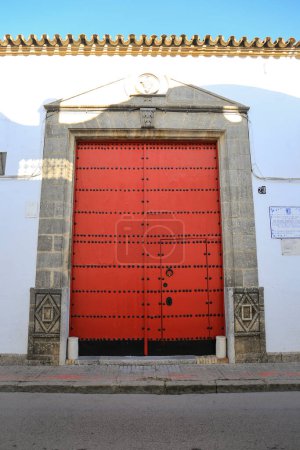 Téléchargez les photos : Sanlucar de Barrameda, Cadix, Espagne- 2 octobre 2023 : Porte en bois rouge de la cave à vin Barbadillo à Sanlucar de Barrameda - en image libre de droit