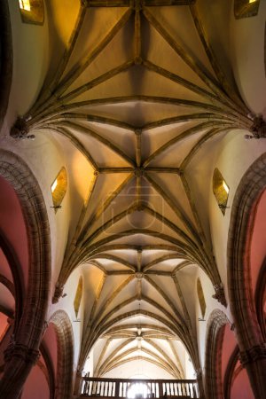 Téléchargez les photos : Olivenza, Badajoz, Espagne- 23 octobre 2024 : Plafond de l'église Sainte-Marie-Madeleine à Olivenza, Badajoz, Espagne - en image libre de droit