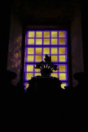 Téléchargez les photos : Olivenza, Badajoz, Espagne- 23 octobre 2024 : Vitrail coloré dans l'église Sainte-Marie-Madeleine à Olivenza, Badajoz, Espagne - en image libre de droit