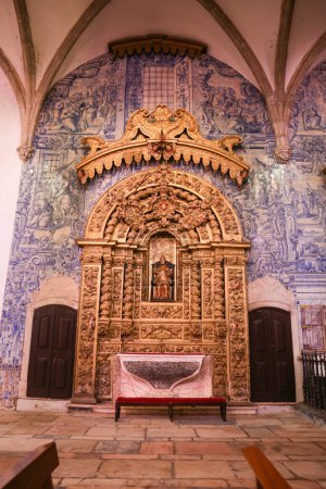 Téléchargez les photos : Olivenza, Badajoz, Espagne- 23 octobre 2024 : Autel de l'église Sainte-Marie-Madeleine à Olivenza, Badajoz, Espagne - en image libre de droit