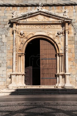 Téléchargez les photos : Olivenza, Badajoz, Espagne- 23 octobre 2024 : Détails architecturaux de l'entrée de l'église Sainte-Marie-Madeleine dans la ville d'Olivenza, Badajoz, Espagne - en image libre de droit