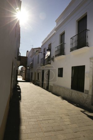 Kopfsteinpflasterstraßen und weiß getünchte Häuser in der Altstadt von Olivenza, Spanien