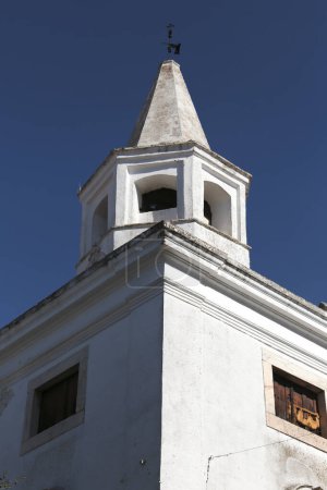 Weiße Fassade mit Steinturm in der Altstadt von Olivenza, Spanien