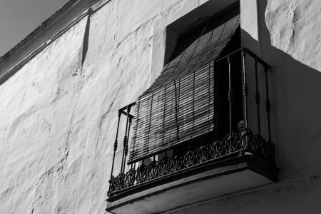Weiße Fassade in der Altstadt von Olivenza, Spanien