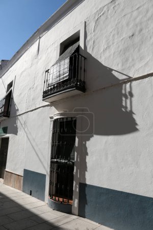 Weiße Fassade in der Altstadt von Olivenza, Spanien