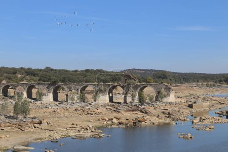 Überreste der historischen Ajuda-Brücke über den Guadiana-Fluss, gelegen zwischen der Grenze von Spanien und Portugal