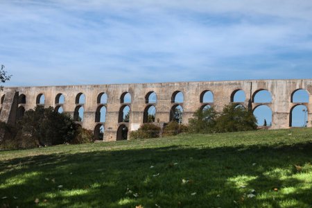 L'aqueduc d'Amoreiras dans la ville fortifiée d'Elvas, Portugal