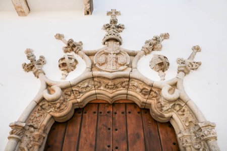 Foto de Olivenza, Badajoz, España- 23 de octubre de 2023: Hermosa puerta, de estilo manuelino, del Ayuntamiento de Olivenza - Imagen libre de derechos