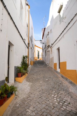 Calle estrecha con casas típicas portuguesas en Elvas, Portugal