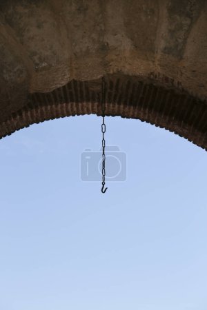 Cadena de hierro colgada del Arco del Miradeiro en la ciudad de Elvas, Portugal