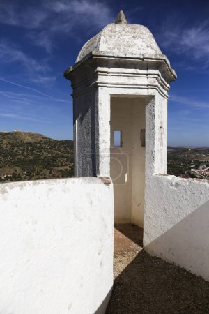 La torre de vigilancia en el antiguo cementerio militar británico en Elvas, Portugal