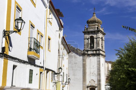 Típicas fachadas portuguesas y la iglesia Ordem Terceira da Sao Francisco en Elvas