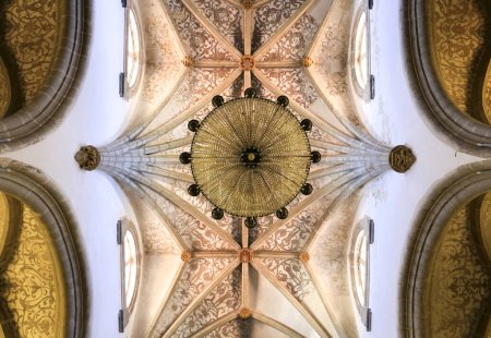 Foto de Elvas, Portugal- 23 de octubre de 2023: Detalles arquitectónicos del techo de la iglesia Nuestra Señora de la Asunción en Elvas - Imagen libre de derechos