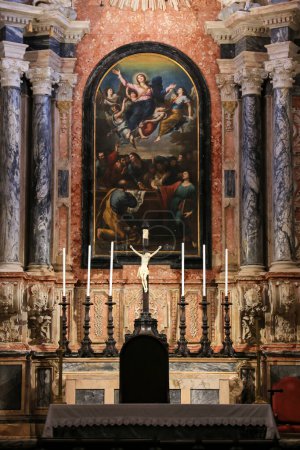 Foto de Elvas, Portugal- 23 de octubre de 2023: Detalles arquitectónicos del altar y pinturas del interior de la iglesia Nuestra Señora de la Asunción en Elvas - Imagen libre de derechos