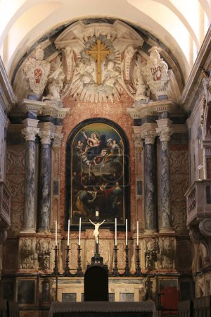 Foto de Elvas, Portugal- 23 de octubre de 2023: Detalles arquitectónicos del altar y pinturas del interior de la iglesia Nuestra Señora de la Asunción en Elvas - Imagen libre de derechos