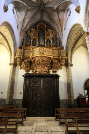 Foto de Elvas, Portugal- 23 de octubre de 2023: Colosal órgano de tubería en la iglesia Nuestra Señora de la Asunción en Elvas - Imagen libre de derechos