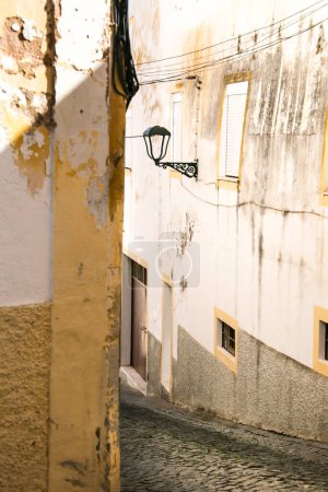 Típicas fachadas portuguesas y calles adoquinadas en la ciudad de Elvas, Portugal