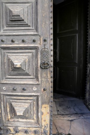 Puerta vintage de la iglesia Nuestra Señora de la Asunción en la ciudad de Elvas, Portugal