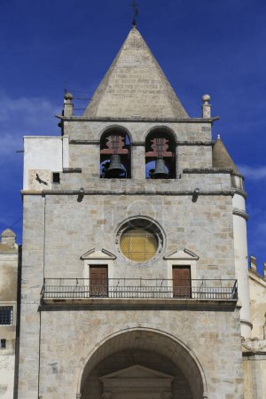 Mariä Himmelfahrt Kirche auf dem Platz der Republik in Elvas, Portugal