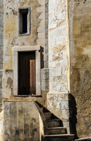 Foto de Puerta y escalera de la iglesia Nuestra Señora de la Asunción en Elvas, Portugal - Imagen libre de derechos