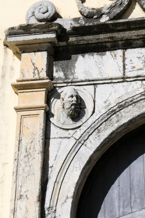 Téléchargez les photos : Détails architecturaux de l'entrée de l'église Dominicas dans la vieille ville d'Elvas, Portugal - en image libre de droit