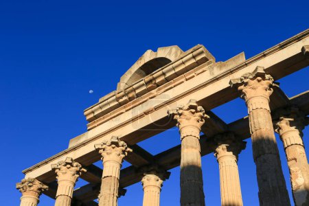 Foto de Colosal Templo de Diana en el casco antiguo de Mérida, España - Imagen libre de derechos
