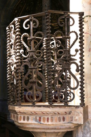 Foto de Elvas, Portugal- 23 de octubre de 2023: Púlpito de hierro forjado de la iglesia Dominicas en Elvas - Imagen libre de derechos