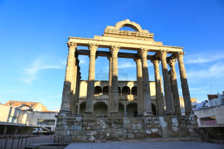 Foto de Mérida, Extremadura, España- 23 de octubre de 2023: Colosal Templo de Diana en el casco antiguo de Mérida, España - Imagen libre de derechos