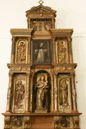 Foto de Mérida, Extremadura, España- 23 de octubre de 2023: Altar en la Co-Catedral de Santa Maria la Mayor en el casco antiguo de Mérida - Imagen libre de derechos