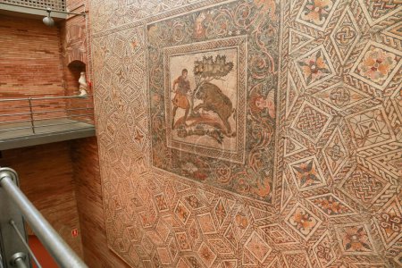 Foto de Mérida, Extremadura, España- 23 de octubre de 2023: Mosaicos expuestos en el Museo Nacional de Arte Romano de Mérida - Imagen libre de derechos