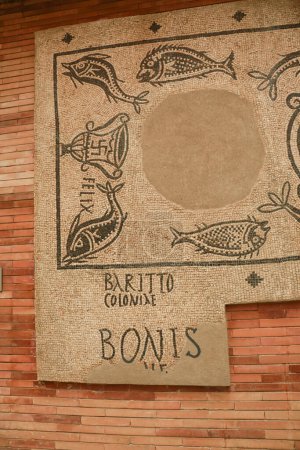Foto de Mérida, Extremadura, España- 23 de octubre de 2023: Mosaico con esvásticas expuesto en el Museo Nacional de Arte Romano de Mérida - Imagen libre de derechos