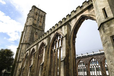 Tempel- oder Heilig-Kreuz-Kirche in Bristol an einem bewölkten Tag