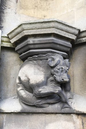 Foto de Bristol, Inglaterra- 29 de marzo de 2024: Detalles medievales de piedra tallada en la entrada de la iglesia de Santa María Redcliffe - Imagen libre de derechos